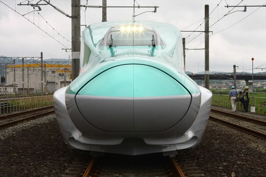 E5系量産先行車の前頭部＝2009年（撮影：尾形文繁）