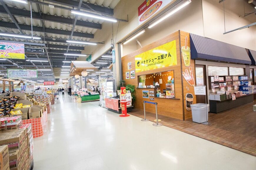 A-Zはやと店は入ってすぐ右手にフードコートとバナナジュース屋さんがある（筆者撮影）