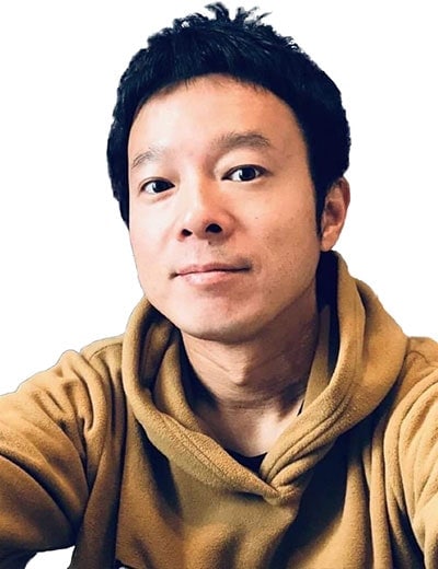 坂本良晶（さかもと・よしあき）Canva Education アジア太平洋日本地域マーケティング統括マネージャー1983年生まれ。大学卒業後、大手回転ずしチェーン「くら寿司」に勤務し、店長として全国売り上げ1位を記録。教員を目指し退職後、通信制大学で教員免許を取得。京都府公立小学校教諭を経て2024年4月より現職。著書に『生産性が爆上がり！さる先生の「全部ギガでやろう！」』『さる先生の「全部やろうはバカやろう」』（ともに学陽書房）などがある（写真：坂本氏提供）