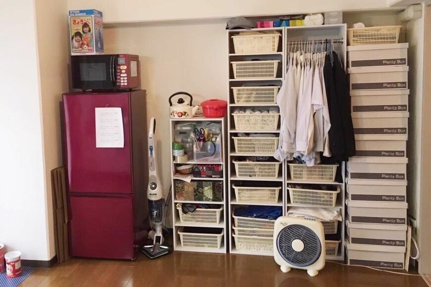 事故物件で、民泊として使用されていた部屋を購入。残置物としてついてきた家電と、カラーボックス数個で新しい暮らしをはじめました（筆者撮影）