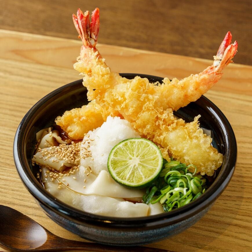 大きな海老天と大根おろしをのせた「星が丘製麺所」の「海老おろしきしめん」1660円（写真：筆者撮影）