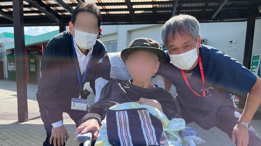 佐々木看護師（右）と介護タクシーの運転手（左）と奥田さん