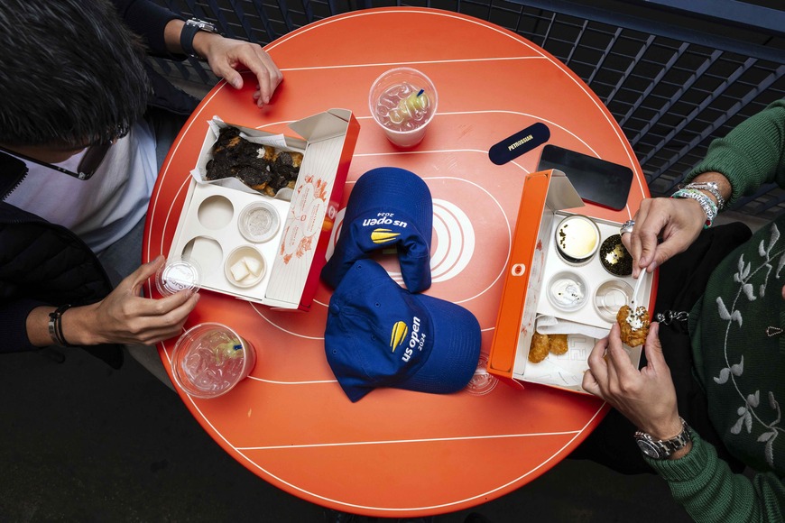 全米オープンで販売された百ドルのテイクアウト料理（写真：Karsten Moran/The New York Times）
