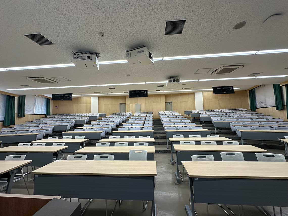 大規模教室でもアクティブラーニングが可能に（写真：筆者撮影）