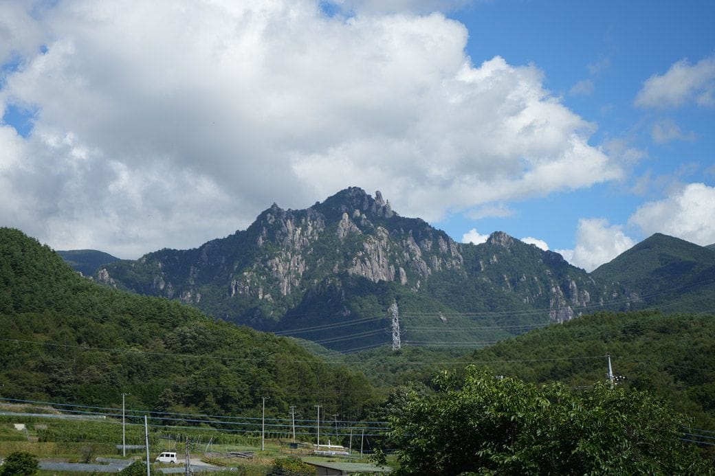 荒々しい花崗岩が切り立つ、独特な山容が魅力的な瑞牆山（写真：著者撮影）​ 