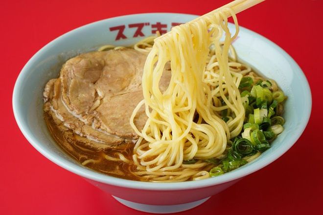 「ラーメン」。1杯あたり50グラム以上の大きなチャーシューがのる（筆者撮影）