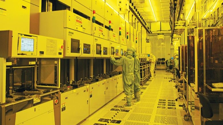 高微細度の半導体生産では世界の最先端を走るTSMC。AI半導体の需要拡大は同社への生産委託増に直結する（TSMCの生産ライン。同社提供）