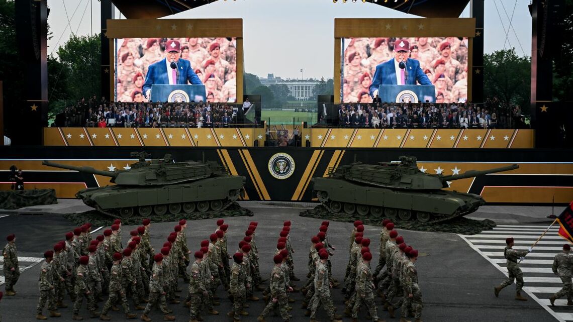 陸軍創立250周年記念パレードで軍人らが行進する中、自らの誕生日も祝ったトランプ大統領。イランへ直接介入するのだろうか(写真:ブルームバーグ)
