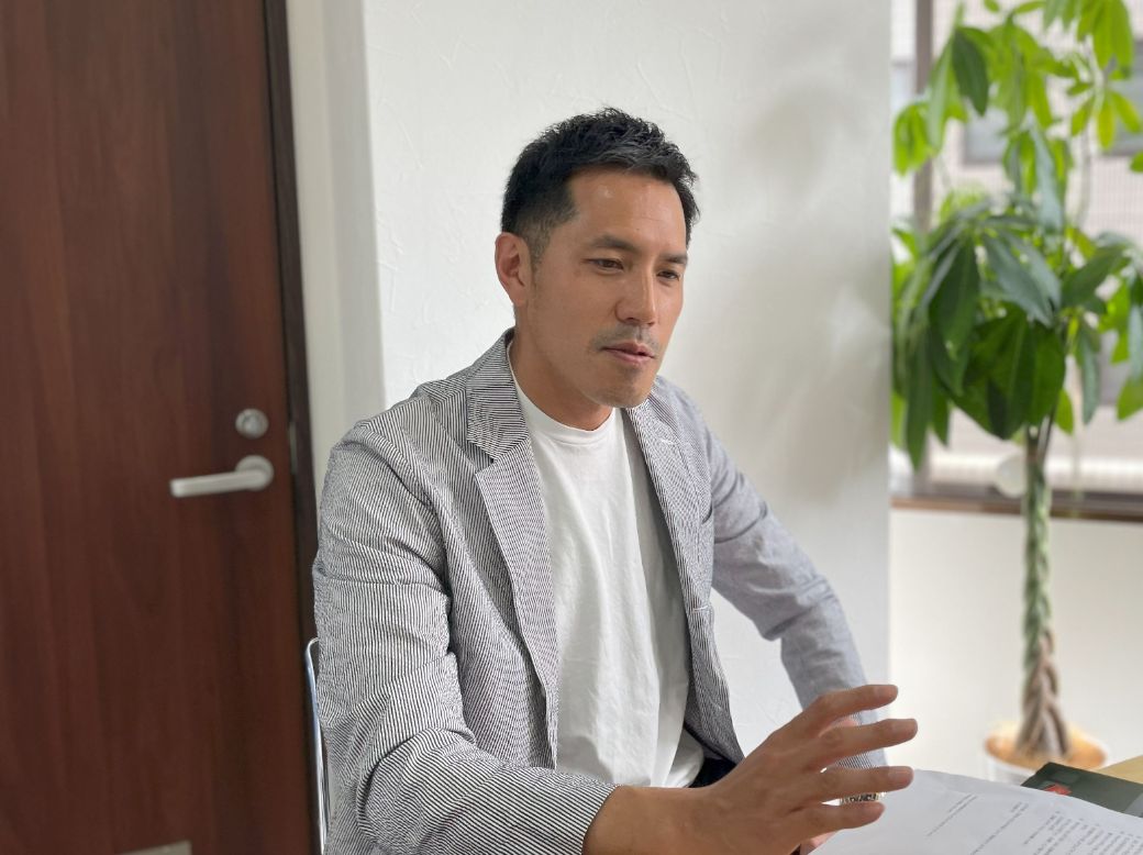 真剣な表情で話す坂本氏