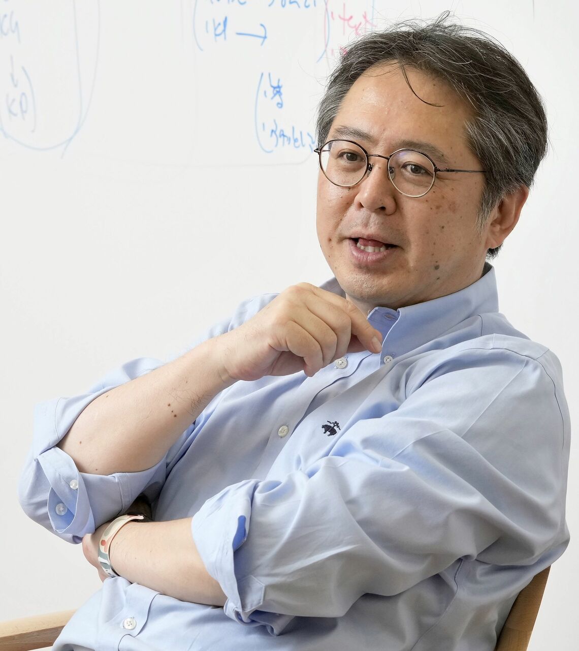 安宅和人（あたか・かずと）・慶應大学環境情報学部教授、Zホールディングスシニアストラテジスト/1968年生まれ。マッキンゼー・アンド・カンパニーを経てヤフー。ヤフーにてCSOを10年務めたのち2022年よりZホールディングス（現兼務）。2016年より慶應大学SFCで教え、2018年より現職。データサイエンティスト協会理事・スキル定義委員長。一般社団法人 残すに値する未来 代表理事。科学技術及びデータ×AIに関する公的検討に多く携わる。イェール大学 脳神経科学PhD。著書に『イシューからはじめよ』、『シン・ニホン』ほか （撮影：梅谷秀司）