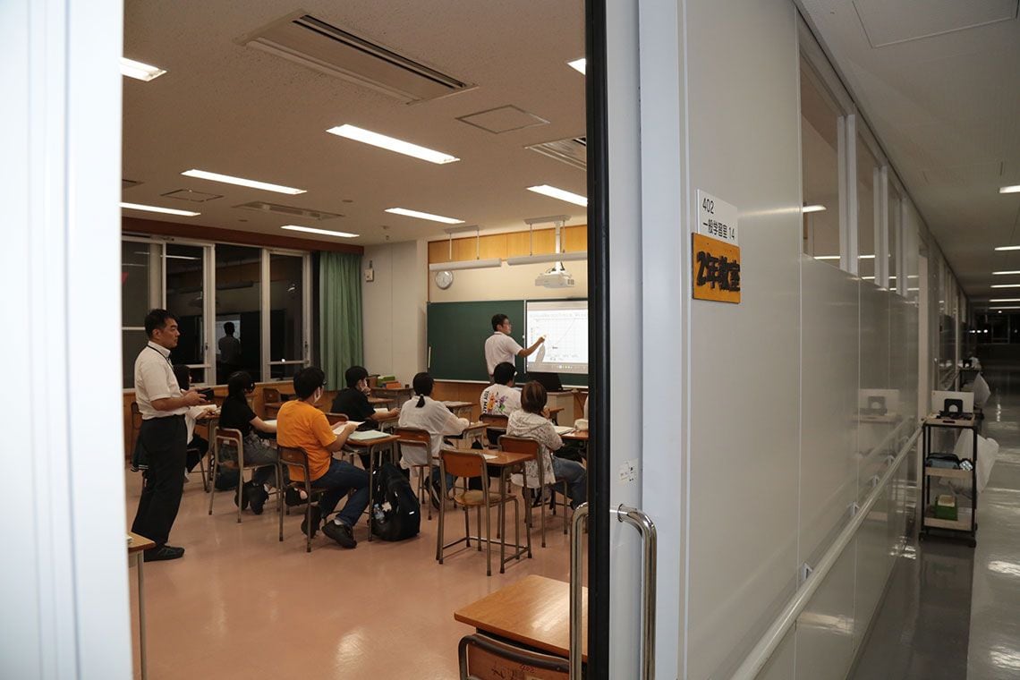 2人以上の教員がつくチームティーチング（TT）で授業は行われる