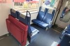 車端部は優先席のクロスシート