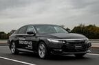 ハンズオフ機能 体験車。左右にミリ波レーダーを備える