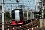 一般車と連結して走る名鉄特急2200系