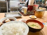 ご飯（中ごはん）と味噌汁、天つゆ、いかの塩辛（著者撮影）