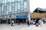 右が京王井の頭線の下北沢駅（記者撮影）