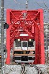 全線再開前日、千曲川橋梁を渡る試運転電車＝2021年3月27日（記者撮影）