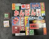 「かんばんシールチョコ」のおまけには、箱にプリントされた看板やのれんのシールも（筆者撮影）