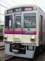 左右対称の前面デザイン。角型のライトが特徴だ（記者撮影）