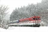 吹雪の米坂線を走る列車。キハ40形とキハ52形、キハ48形の3両編成だ（撮影：南正時）