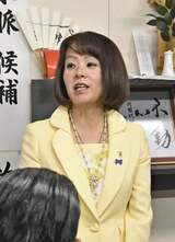 支援者を前に敗戦の弁を述べる杉田さん（21日午前5時30分､山口市で）＝谷口善祐撮影