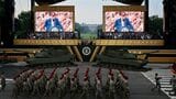 陸軍創立250周年記念パレードで軍人らが行進する中、自らの誕生日も祝ったトランプ大統領。イランへ直接介入するのだろうか（写真：ブルームバーグ）