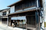 麺乃家外観。町家を改修して観光地にあるおしゃれな飲食店をつくるというだけでなく、観光客はもちろん地元客も普段使いできる店をめざしたのだそう（筆者撮影）