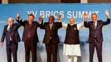2023年BRICS首脳会議でブラジル、南アフリカ、インドの首脳、ロシアの外相と記念撮影する習国家主席。中国は国際社会での主導的地位を希求している（写真：代表撮影／ロイター／アフロ）