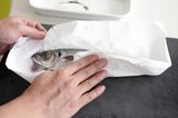 キッチンペーパーで水気をとったアジ