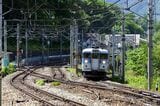 長野方面から勾配を上ってきた普通電車。奥に見える駅が姨捨駅（撮影：南正時）