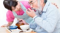 加齢による｢飲み込む力｣の衰えに要注意! 50代からの【誤嚥】を防ぐ､2つの簡単な"食事の工夫"