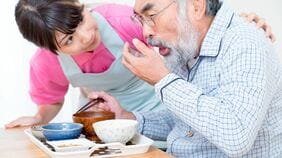 ｢年をとったら防ぎようがない｣は間違い…《誤嚥性肺炎》を防ぐために､高齢者がまず気をつけるべきひとつのこと