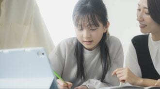 勉強をする女の子と両親