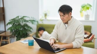 子供をみながら在宅勤務をする30代の男性