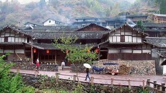 中国の山村で女子高校生と刀削麺を