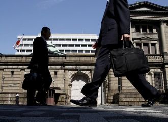 日銀政策現状維持､物価見通しを引き下げ