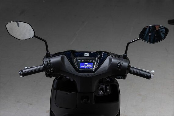 メーターおよびハンドルのスイッチまわり