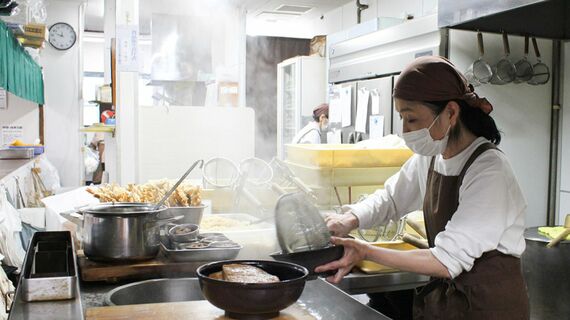 豊吉うどんの調理場の様子