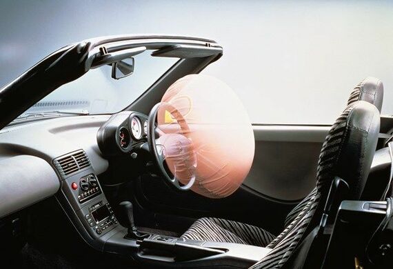 今では当たり前になっているSRSエアバックシステムを軽自動車で採用したのは、じつはビートが最初になる