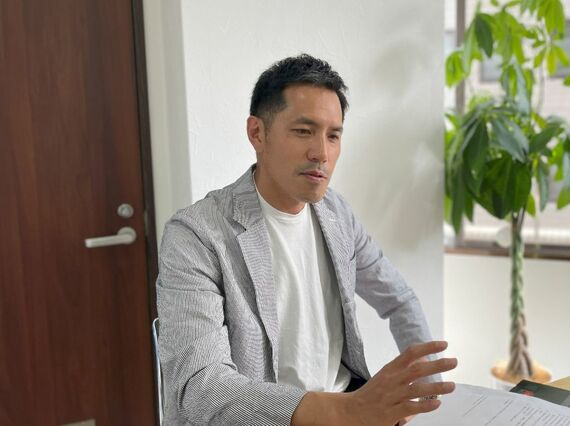 真剣な表情で話す坂本氏