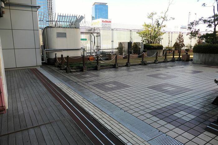 北側の屋上にある地下鉄ビルとの境界