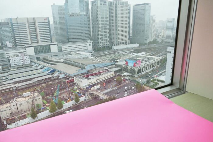 窓文字はピンク色の画用紙で作成した