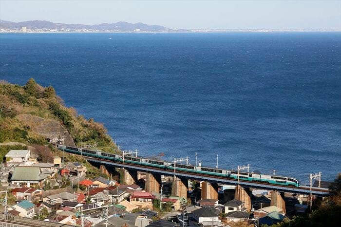 東海道線を走る「スーパービュー踊り子」