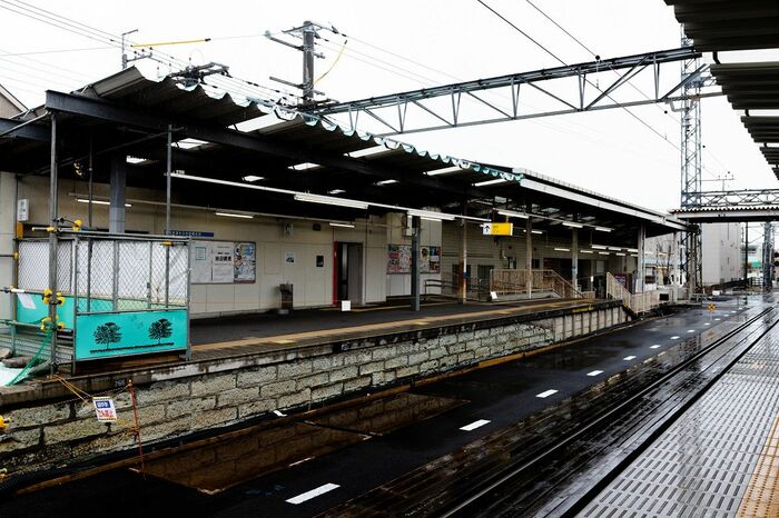 多磨駅では2面あったホームが現在は1面に。橋上化後も