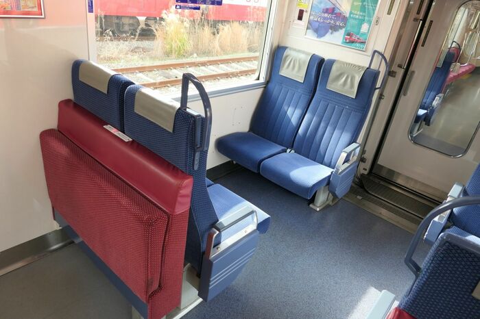 車端部は優先席のクロスシート