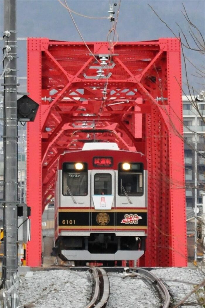 全線再開前日、千曲川橋梁を渡る試運転電車