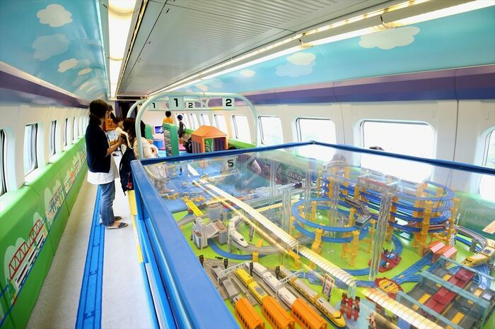 「プラレールカー」の車内