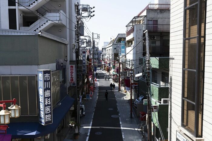 大師前駅から続く参道の商店街。古き下町の