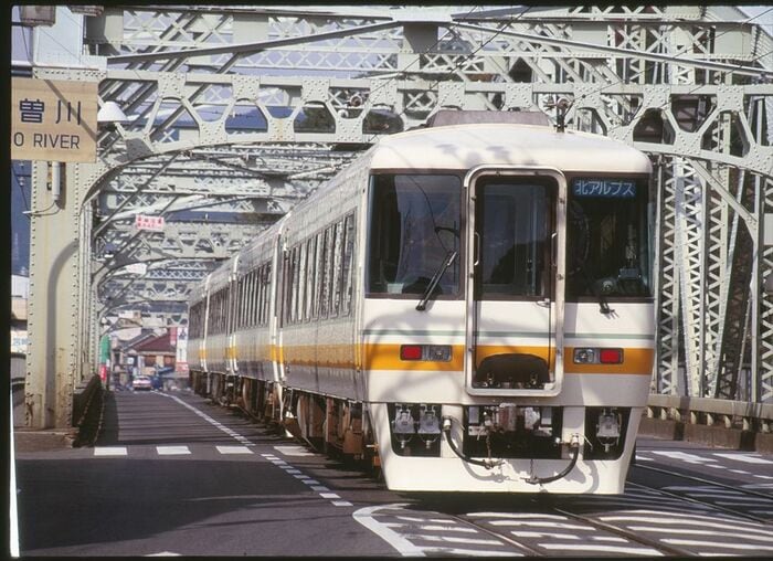 「北アルプス」の2代目、キハ8500形