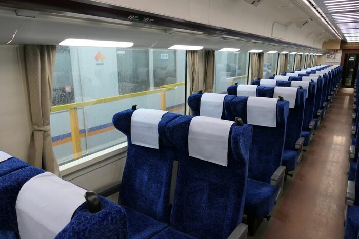 大型の側面窓と荷棚下に並ぶ照明